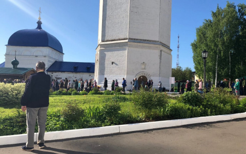 Сотни паломников пришли на богослужение к Трифонову монастырю
