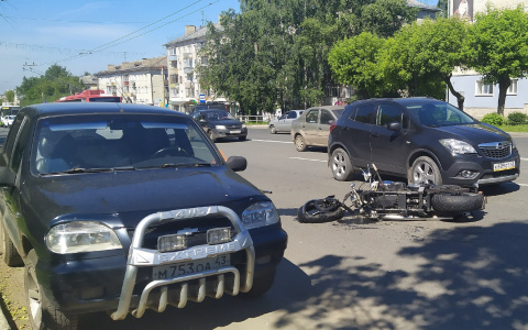 На Воровского столкнулись мотоцикл и три автомобиля: есть пострадавшие