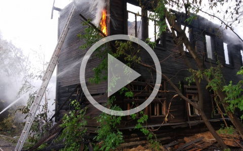 За зданием администрации Кирова ночью сгорел дом