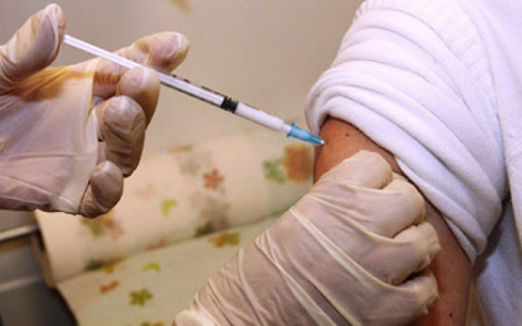 В минздраве РФ назвали первых получателей вакцины от коронавируса