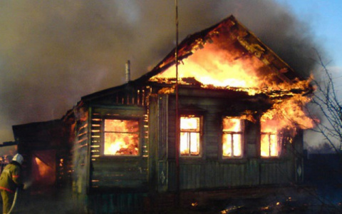 В Кирове сгорел садовый дом: на месте пожара нашли тело 46-летней женщины