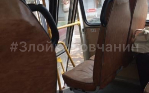 «Развалился на ходу»: в рейсовом автобусе во время маршрута отпала дверь
