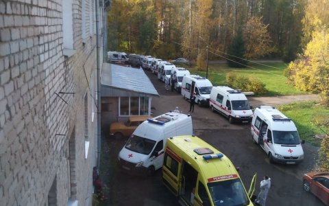 В сети появилось фото очереди из скорых у госпиталя для больных пневмонией в Кирове