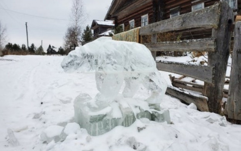 Умелец создает шедевры изо льда в заброшенной деревне в Кировской области