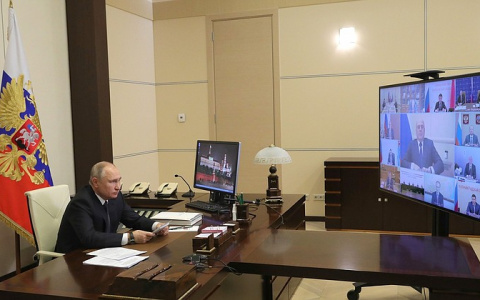 Путин объявил об удвоении выплат медикам за работу с COVID-19 в праздники