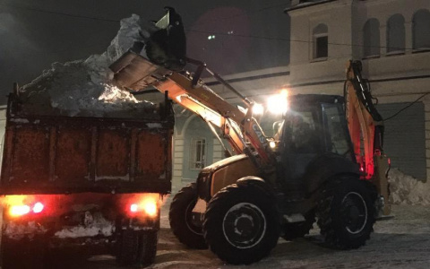В Кирове за сутки от снега очистят 12 участков улиц