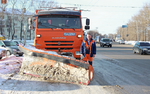 "Давайте природу поругаем, что выпало много снега": один день из жизни уборщика улиц