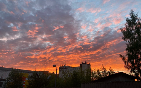 Последний день весны в Кировской области удивил яркими закатами: фото