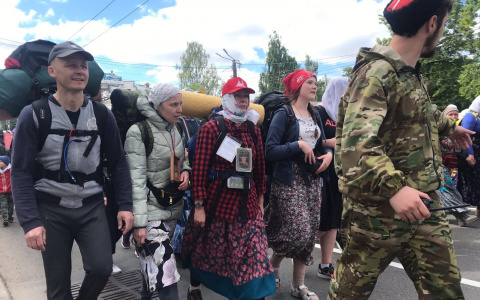 Фоторепортаж: тысячи паломников начали путь из Кирова в Великорецкое
