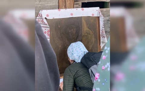 В Великорецком в двери одного из домов проявилась икона Казанской Божьей матери