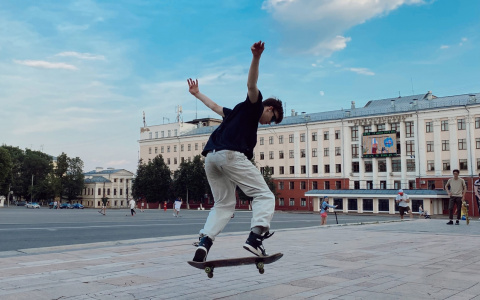 Прыжки с лестниц и денежные призы: в Кирове прошел праздник скейтбординга