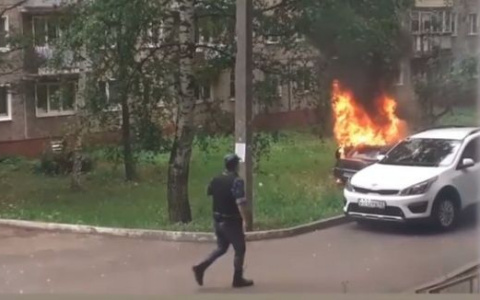 В Кирове на придомовой территории загорелся автомобиль