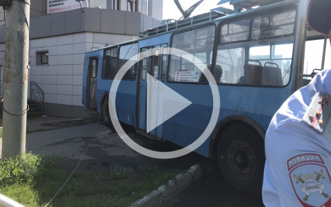 «Мы вызывали скорую водителю троллейбуса»: очевидцы о ДТП на Комсомольской