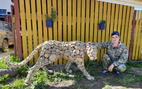«Просыпаюсь — и сразу в гараж»: житель Кировской области о создании фигур животных из проволоки