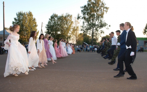 Жители поселка Кировской области организовали «Невский бал»