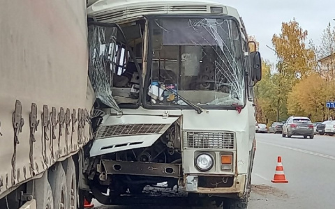 В Кирове автобус въехал в припаркованный МАЗ: водитель пазика назвал причину ДТП