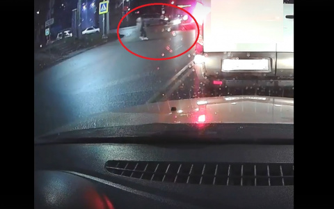 В Кирове момент наезда машины на бегущего пешехода попал на видео