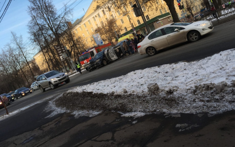 В Кирове на Октябрьском проспекте в аварии пострадали несколько человек