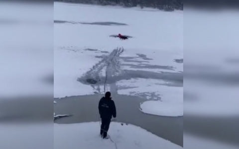 В Кировской области мужчина гулял с собакой и провалился под лед на реке