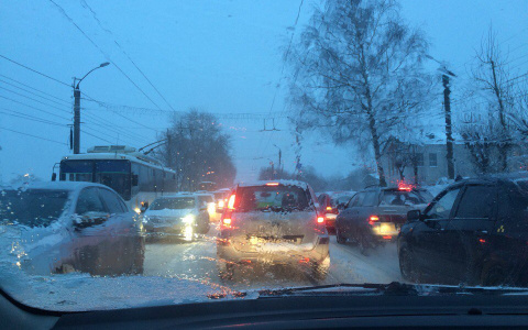 Авария у вокзала и пробки: предновогодняя ситуация на дорогах в Кирове