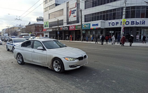 В Кирове у ТЦ "Крым" мужчина на BMW сбил троих человек на пешеходном переходе