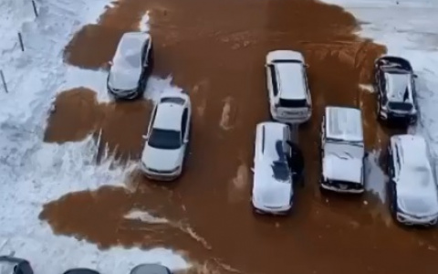 Затопило дворы домов и автостоянку: кировчан впечатлил масштаб прорыва канализации