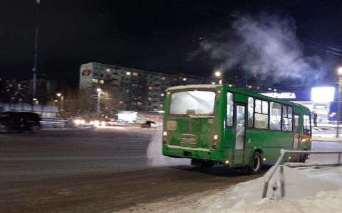 В Кирове автобус протаранил припаркованный грузовик и скрылся с места аварии
